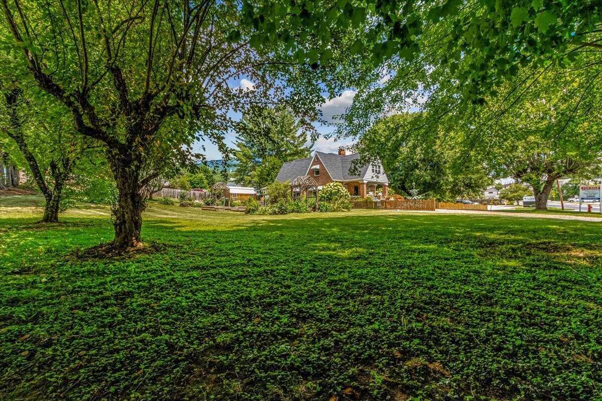 506 W Main St, Burnsville, NC à vendre Photo de l’immeuble– Image 1 sur 43