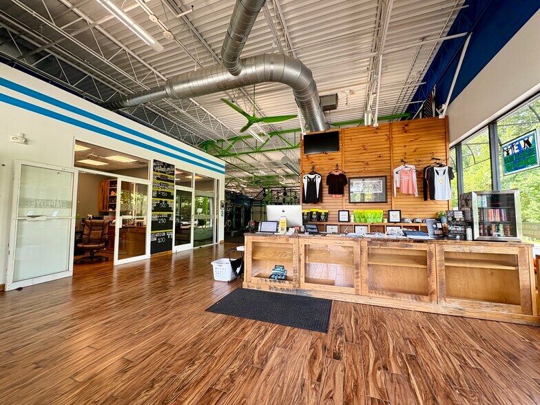 1636 Hendersonville Rd, Asheville, NC à louer - Photo de l’immeuble – Image 2 sur 26