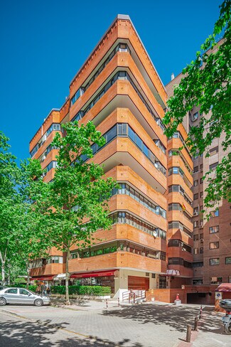 Plus de détails pour Calle del Hermano Gárate, 8, Madrid - Local commercial à louer