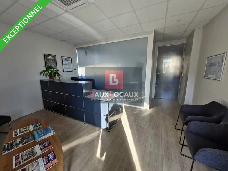 Local d’activités dans La Fare-les-Oliviers à louer - Photo de l’immeuble – Image 3 sur 7