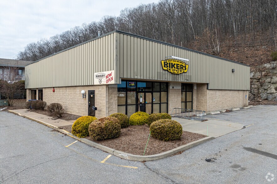 427 Winsted Rd, Torrington, CT à louer - Photo principale – Image 1 sur 18