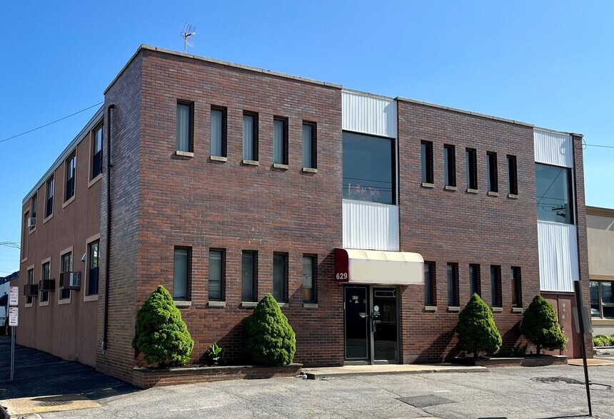 629 Main St, Westbury, NY à vendre - Photo de l’immeuble – Image 1 sur 1