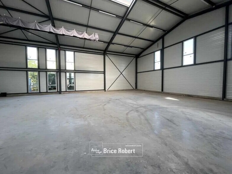 Local d’activités dans Chassieu à louer - Photo de l’immeuble – Image 2 sur 6