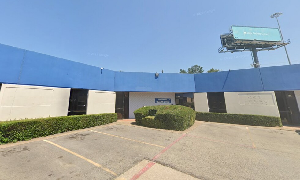 1015 N Interstate 35E, Carrollton, TX à louer - Photo de l’immeuble – Image 2 sur 3