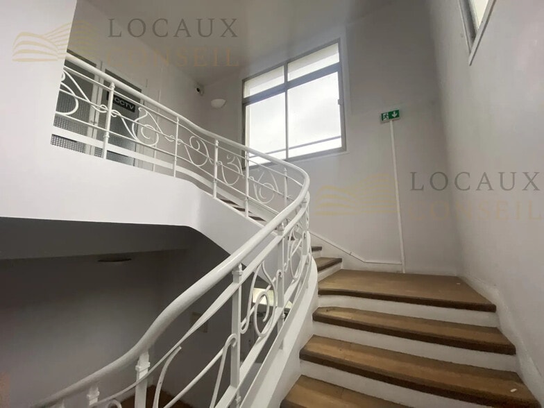 Bureau dans Argenteuil à louer - Photo de l’immeuble – Image 3 sur 9