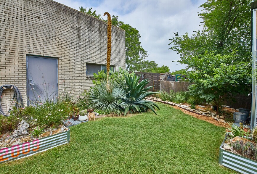 2003 Brundrette, Dallas, TX à louer - Photo de l’immeuble – Image 2 sur 20