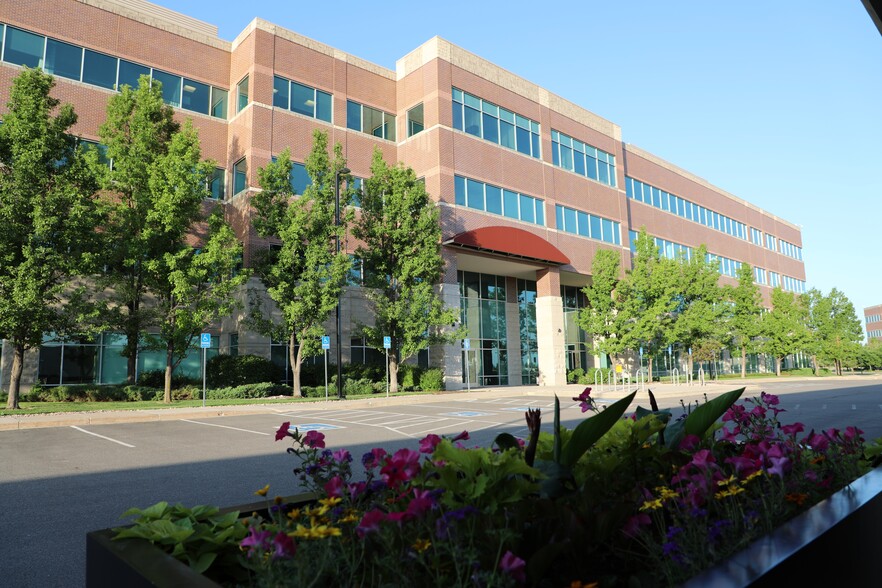 7901 E Lowry Blvd, Denver, CO à louer - Photo de l’immeuble – Image 2 sur 19