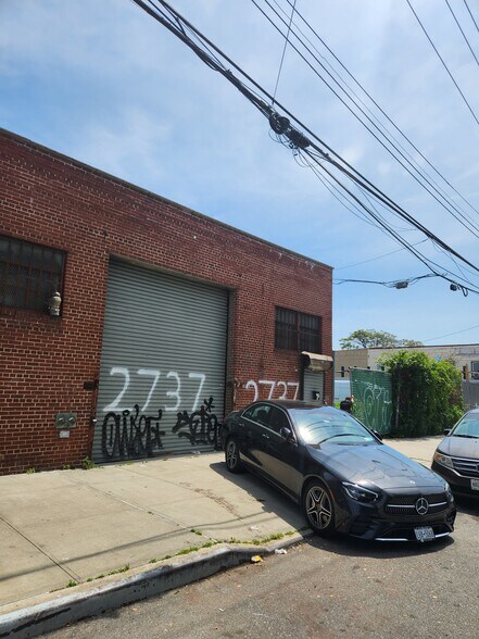 2737 W 15th St, Brooklyn, NY à louer - Photo de l’immeuble – Image 2 sur 7