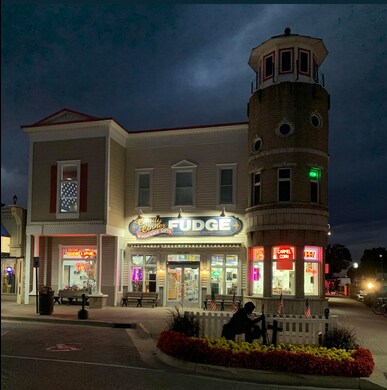 331 E Central Ave, Mackinaw City, MI à louer - Photo de l’immeuble – Image 3 sur 3