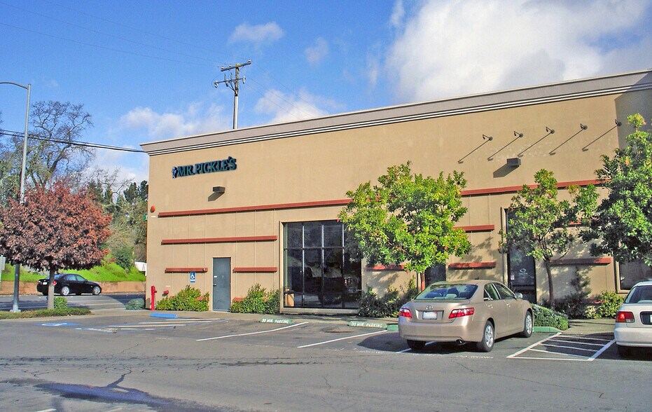 4100 Montgomery Dr, Santa Rosa, CA à louer - Photo de l’immeuble – Image 1 sur 4