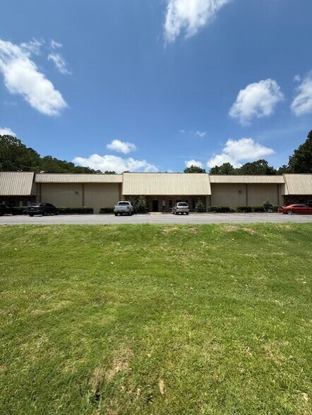 209 Industrial Park Dr, Cumming, GA à louer - Photo de l’immeuble – Image 3 sur 8
