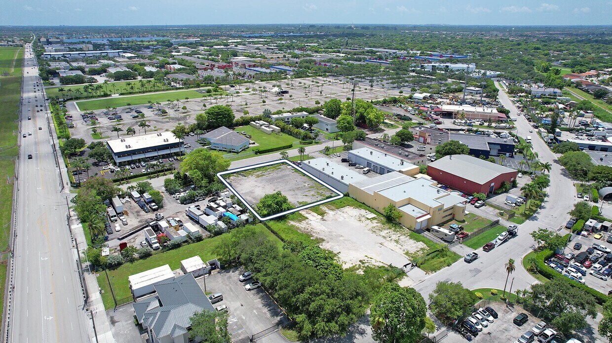 13700 SW 145th Ct, Miami, FL à louer Photo de l’immeuble– Image 1 sur 6