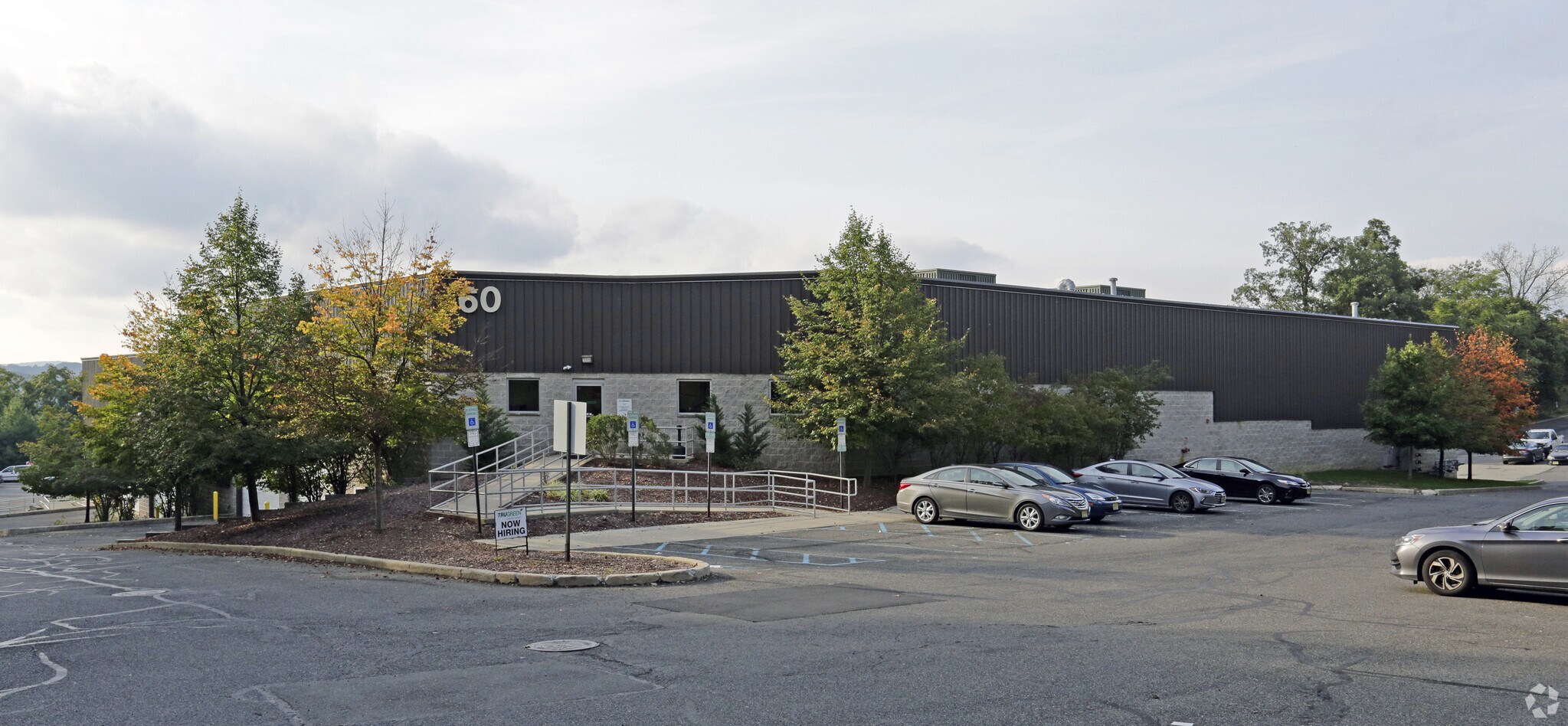 60 Owens Dr, Wayne, NJ à louer Photo de l’immeuble– Image 1 sur 8