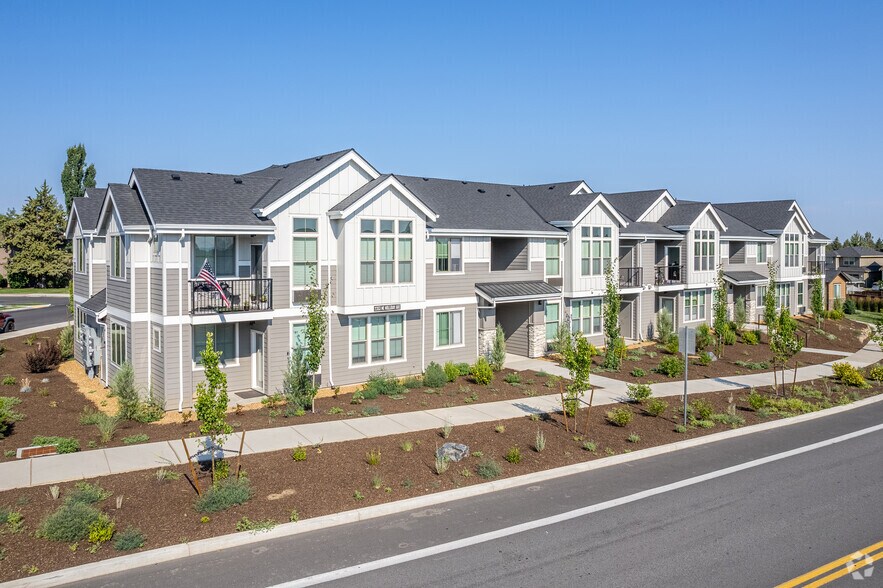 2333 NE Holliday Ave, Bend, OR à vendre - Photo principale – Image 1 sur 33