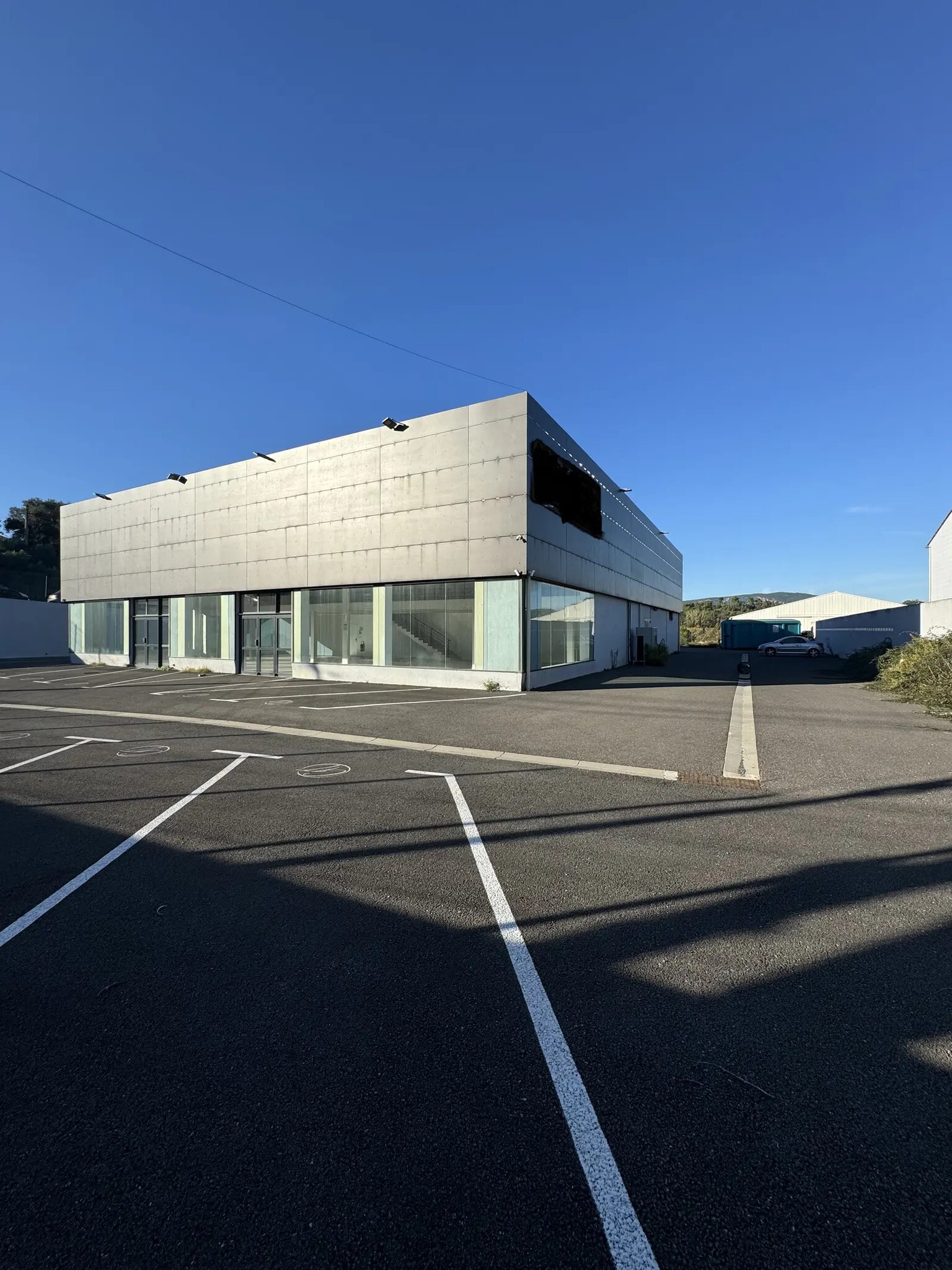 Industriel/Logistique dans Roquebrune-sur-Argens à vendre Photo de l’immeuble– Image 1 sur 7