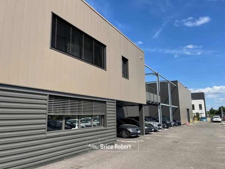 Local d’activités dans Saint-Priest à louer - Photo de l’immeuble – Image 2 sur 6
