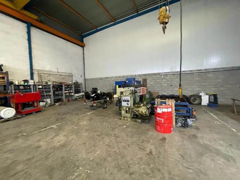 Local d'activités dans Marines à vendre - Photo de l’immeuble – Image 2 sur 8