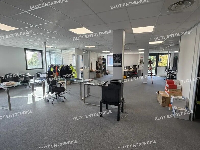 Bureau dans Chartres-de-Bretagne à vendre - Photo de l’immeuble – Image 2 sur 14