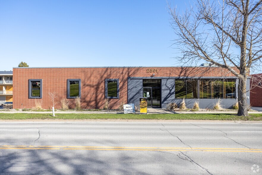 2501 Grand Ave, Des Moines, IA à louer - Photo de l’immeuble – Image 3 sur 5