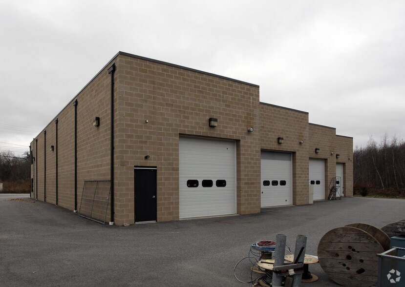 81 Western Industrial Dr, Cranston, RI à louer - Photo de l’immeuble – Image 3 sur 78