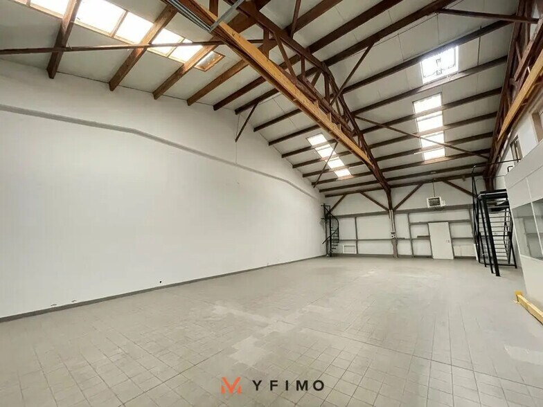 Local d'activités dans Rosny-sur-Seine à vendre - Photo de l’immeuble – Image 2 sur 7