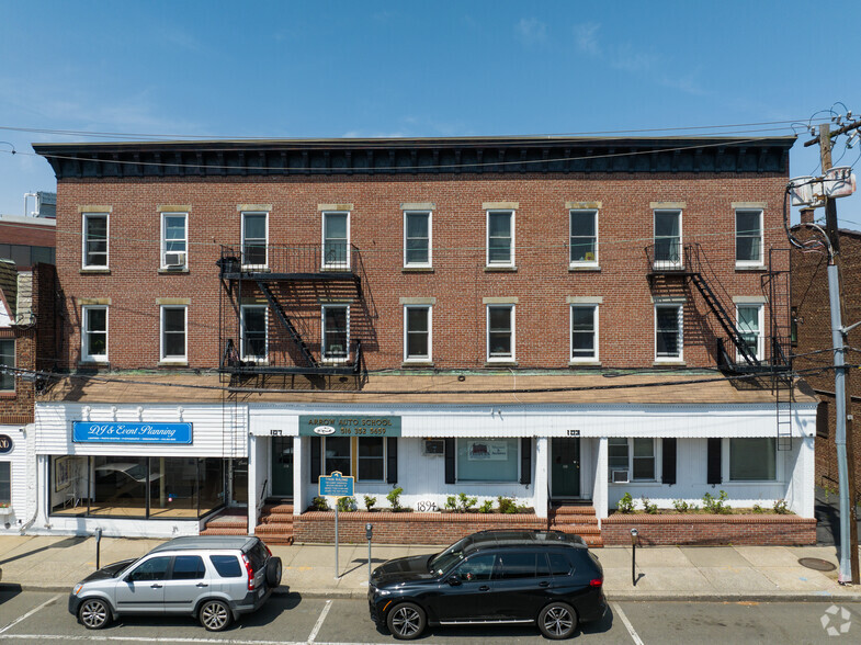 103 S Tyson Ave, Floral Park, NY à vendre - Photo de l’immeuble – Image 1 sur 20
