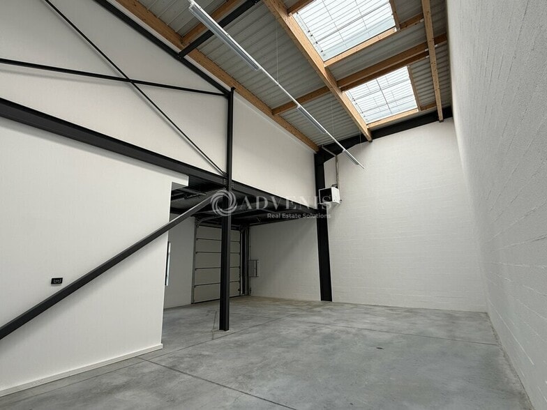 555 Avenue Marguerite Perey, Lieusaint à louer - Photo intérieure – Image 2 sur 7