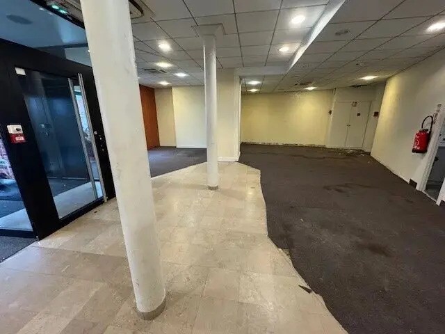 Local commercial dans Paris à louer - Photo de l’immeuble – Image 3 sur 9