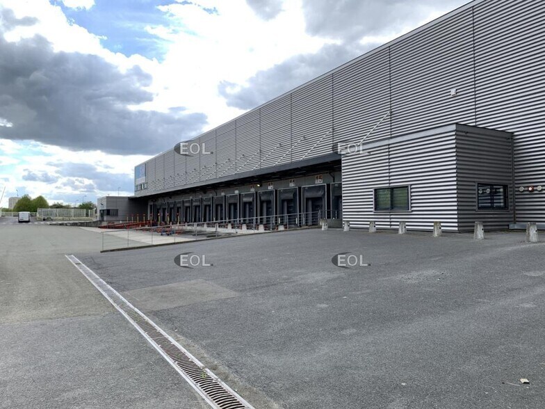 Industriel/Logistique dans Verneuil-en-Halatte à louer - Photo de l’immeuble – Image 2 sur 5