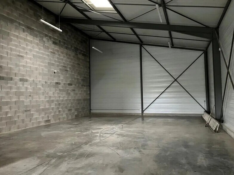 Local d’activités dans Druye à louer - Photo de l’immeuble – Image 1 sur 2