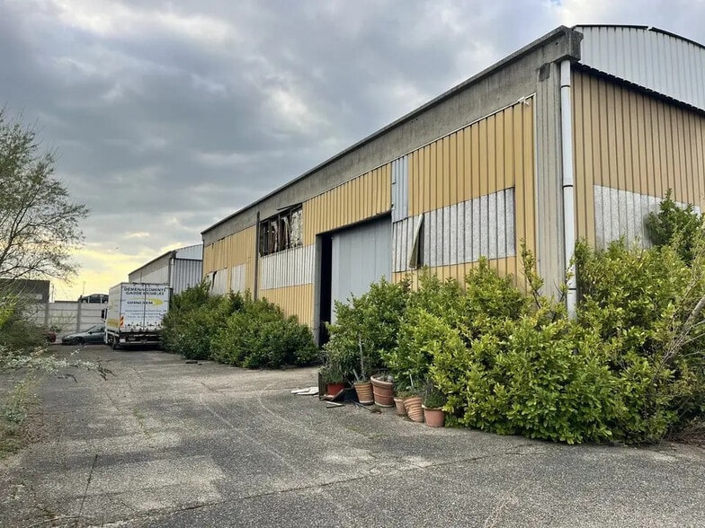 Local d'activités dans Saint-Priest à vendre - Photo de l’immeuble – Image 3 sur 9