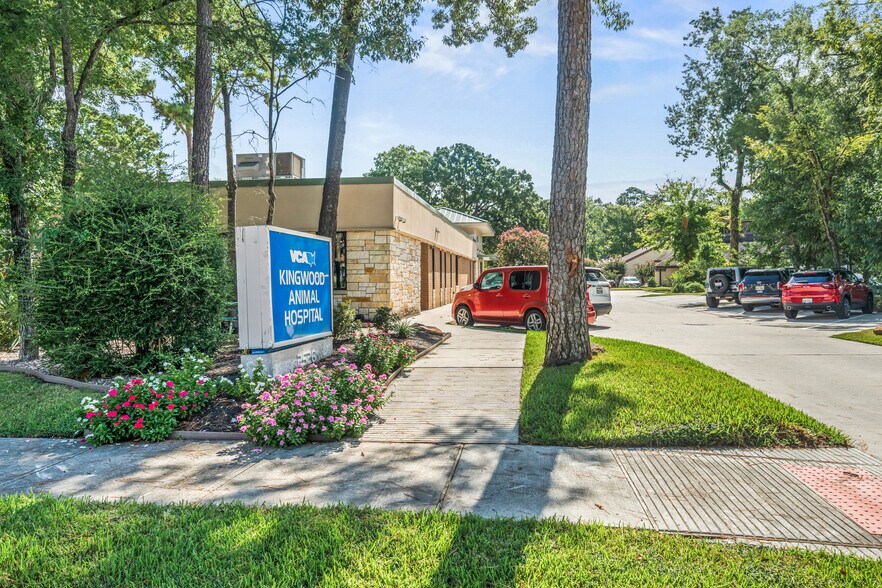 2526 GREEN OAK DR, Kingwood, TX à vendre - Photo de l’immeuble – Image 3 sur 7