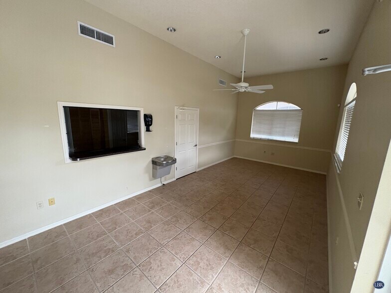 187 S Wickham Rd, Melbourne, FL à louer - Photo de l’immeuble – Image 3 sur 5