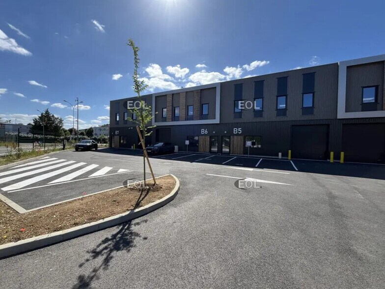 Local d’activités dans Les Mureaux à louer - Photo de l’immeuble – Image 2 sur 5