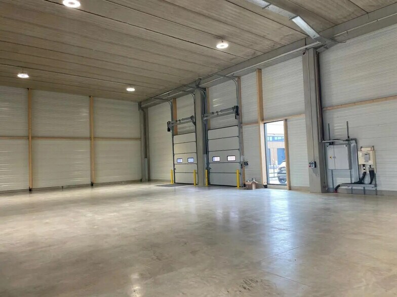 Local d’activités dans Tremblay-en-France à louer - Photo de l’immeuble – Image 3 sur 5