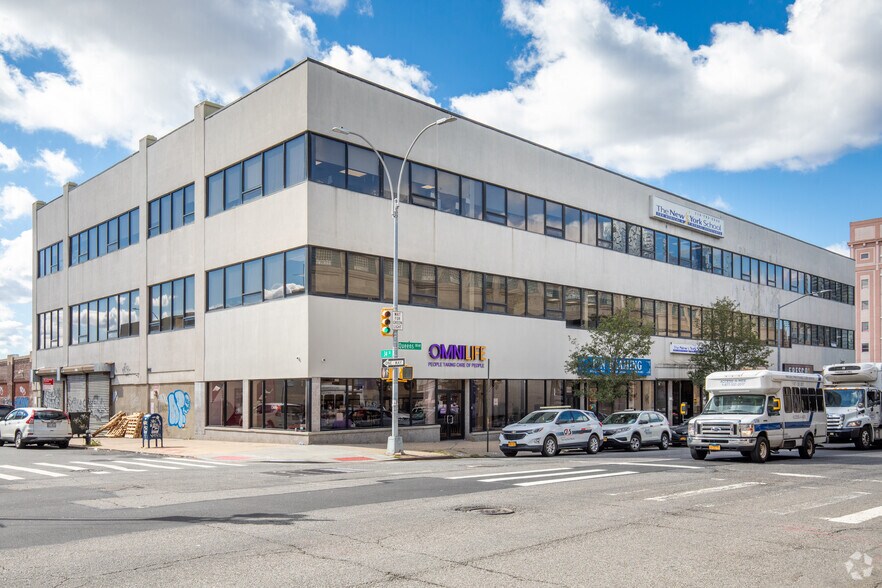 33-10 Queens Blvd, Long Island City, NY à louer - Photo de l’immeuble – Image 2 sur 9