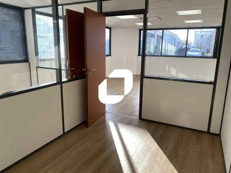 Bureau dans Gradignan à louer - Photo de l’immeuble – Image 2 sur 12