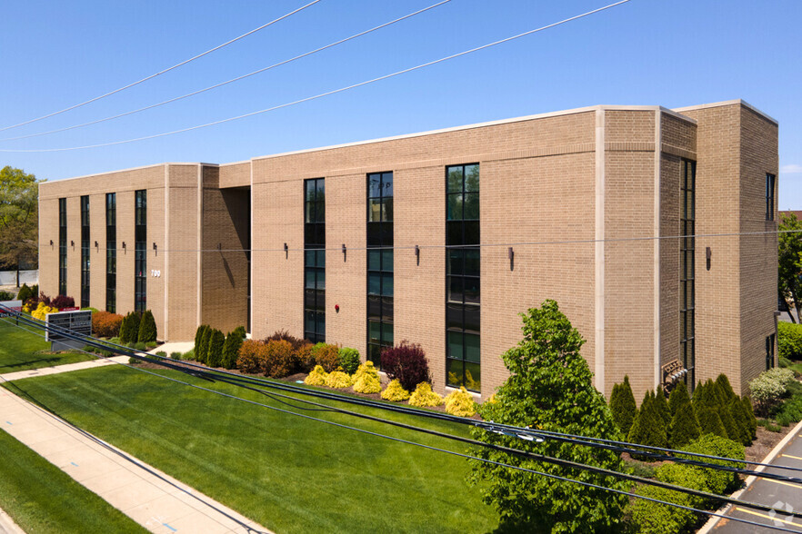 700 E Ogden Ave, Westmont, IL à louer - Photo de l’immeuble – Image 1 sur 22