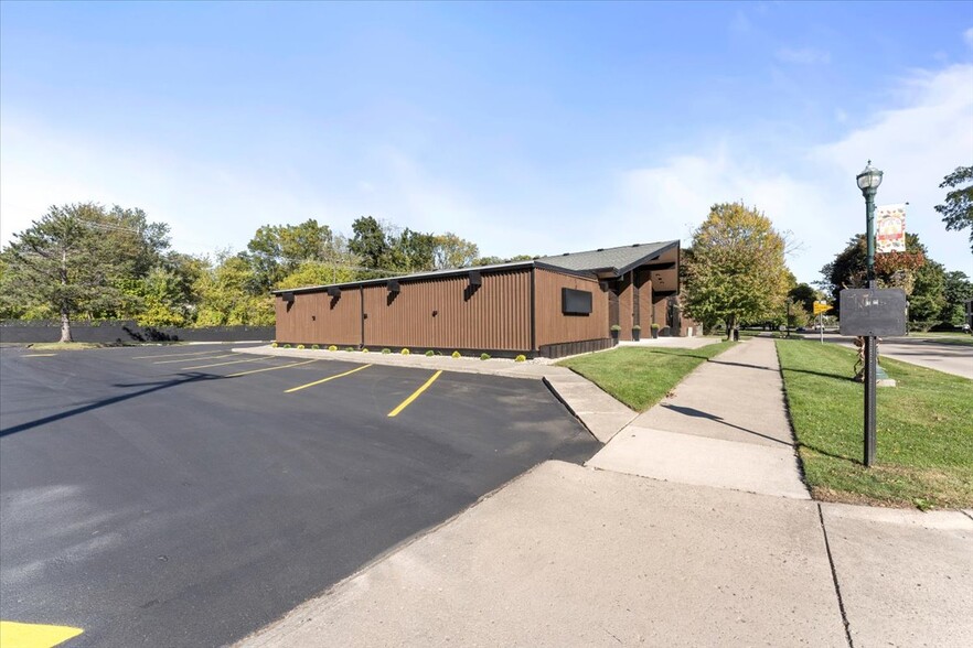 7560 Macomb St, Grosse Ile, MI à vendre - Photo de l’immeuble – Image 2 sur 38