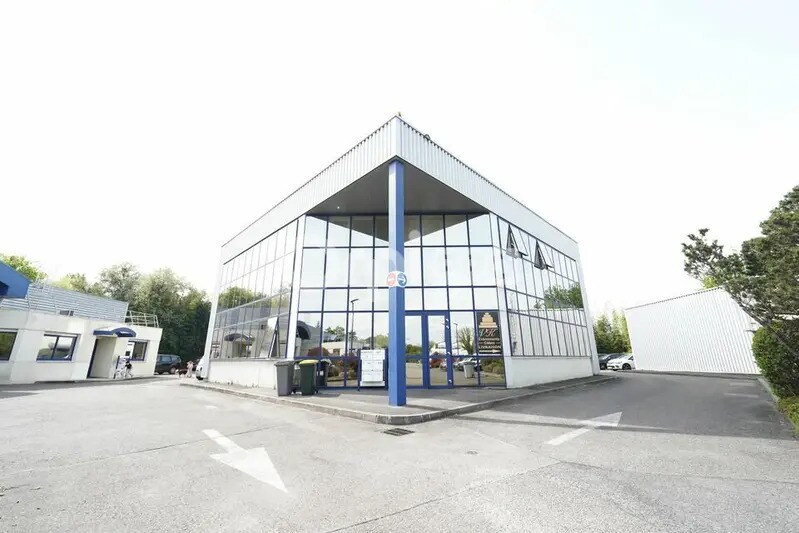 Bureau dans Saint-Genis-Laval à louer Photo de l’immeuble– Image 1 sur 7