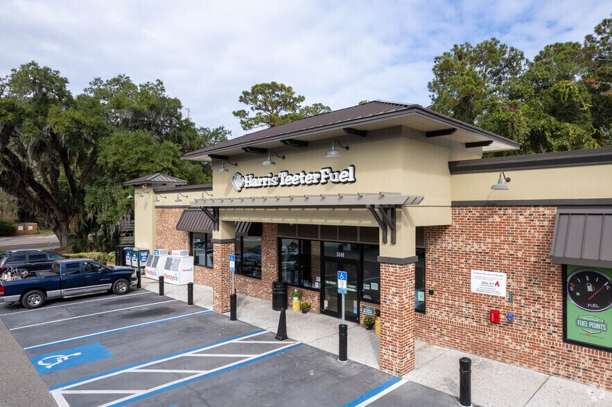 5518 S Fletcher Ave, Fernandina Beach, FL à louer - Photo de l’immeuble – Image 2 sur 4