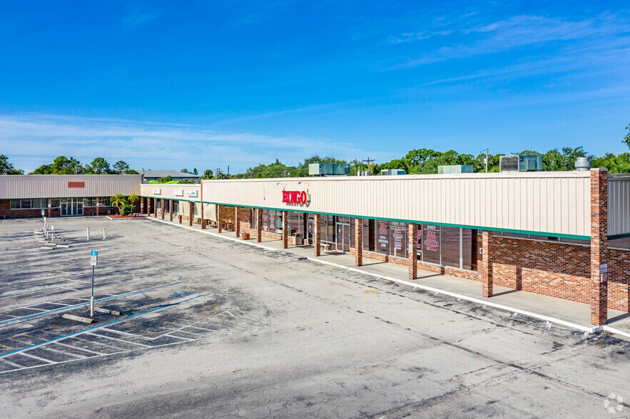 931 Pondella Rd, North Fort Myers, FL à louer - Photo de l’immeuble – Image 2 sur 5