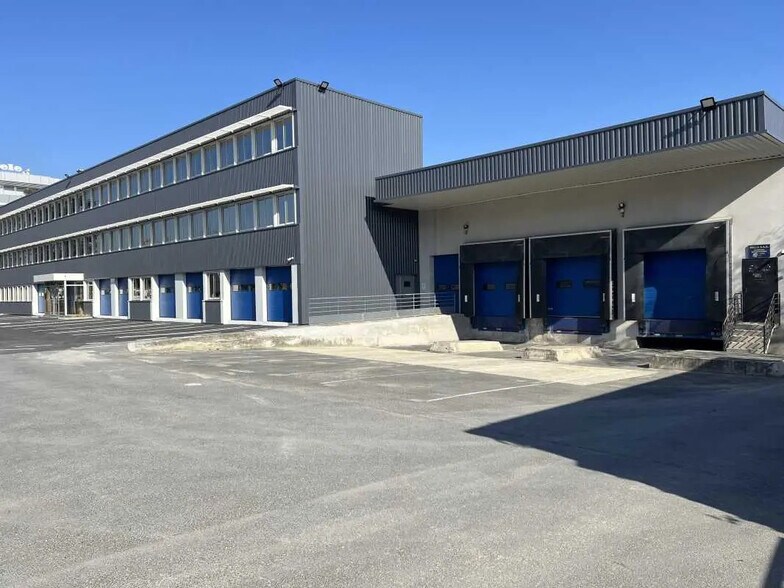 11 Avenue Albert Einstein, Le Blanc-Mesnil à louer - Photo de l’immeuble – Image 2 sur 25
