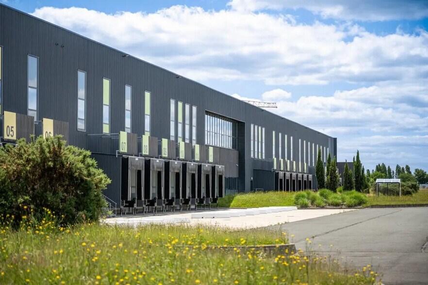 Industriel/Logistique dans SAINT-JEAN-DE-LINIÈRES à louer - Photo de l’immeuble – Image 2 sur 25