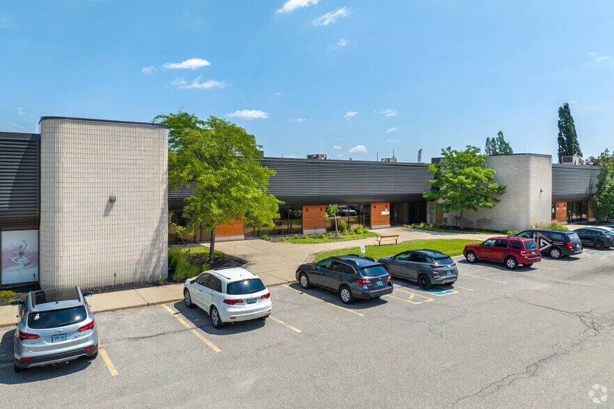 6535 Millcreek Dr, Mississauga, ON à louer - Photo de l’immeuble – Image 3 sur 8
