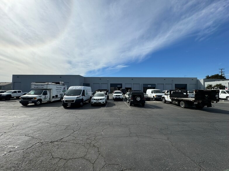 1390 E Burnett St, Signal Hill, CA à louer - Photo de l’immeuble – Image 3 sur 29