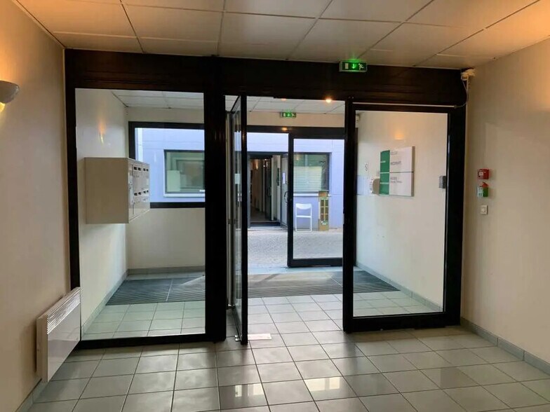 Bureau dans Canéjan à louer - Photo de l’immeuble – Image 3 sur 10