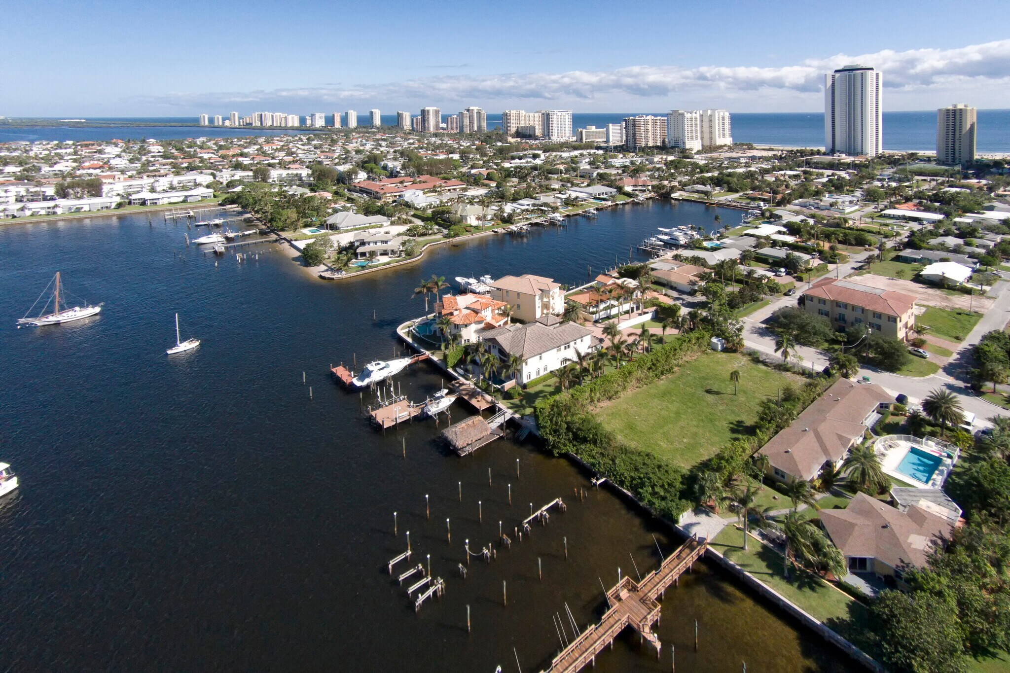 2715 Lake Dr, Riviera Beach, FL à vendre Photo de l’immeuble– Image 1 sur 8