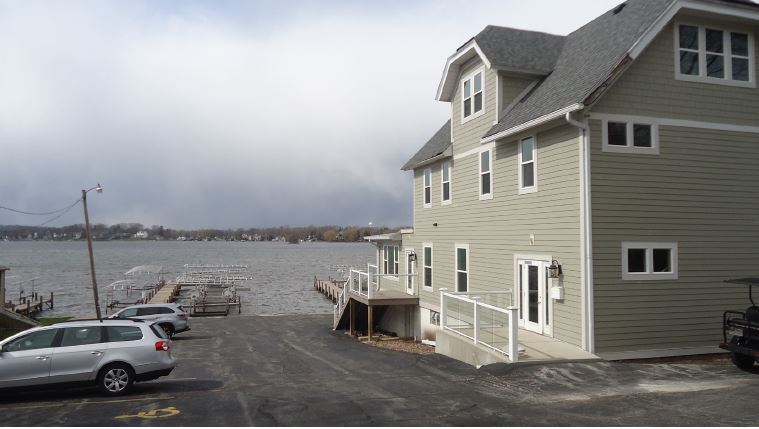 337-347 Park Ave, Pewaukee, WI à louer Photo principale– Image 1 sur 5