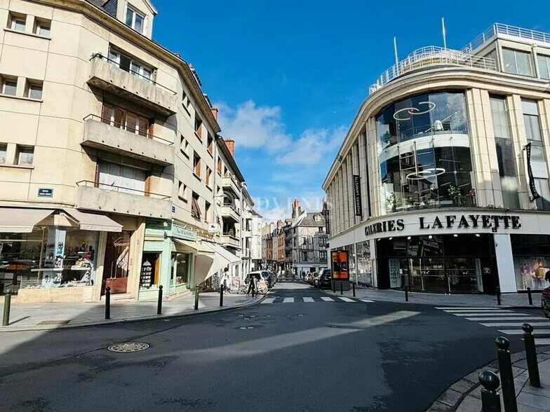 Local commercial dans Orléans à louer - Photo de l’immeuble – Image 1 sur 11